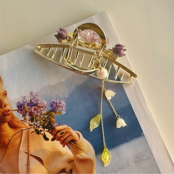 Vintage Magnolia Acrylic Flowers Gold Extra Large Claw Clip w/ Dangling Charms - Picture 6 of 7
